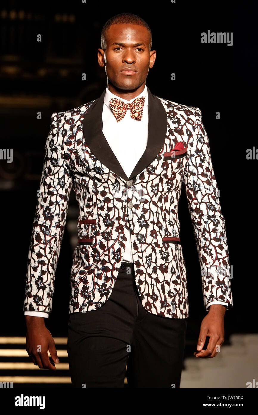 Londra, Regno Unito. 11 agosto 2017 Godwin verde è presentato il primo giorno della settima edizione del AFWL. © Laura De Meo/ Alamy Live News Foto Stock