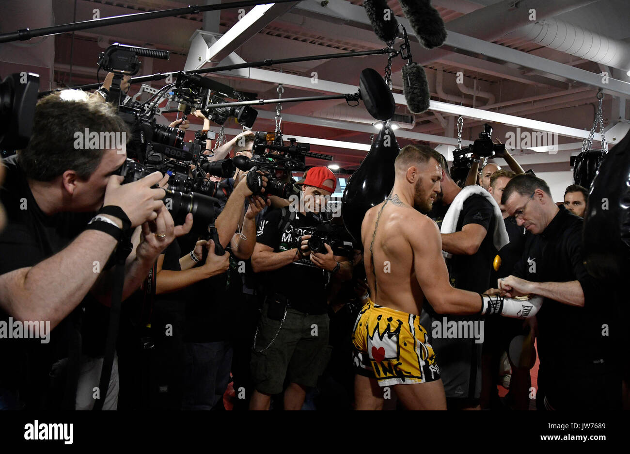 Las Vegas NV, Stati Uniti d'America. 11 Ago, 2017. Irlanda, 's roccatrice McGregor mette su un 2hr media day venerdì di allenamento alla palestra di UFC a Las Vegas. Roccatrice McGregor saranno combattimenti Mayweather Jr. Il 26 agosto presso la T-Mobile Arena di Las Vegas. Foto da Gene Blevins/LA/DailyNews SCNG/ZumaPress. Credit: Gene Blevins/ZUMA filo/Alamy Live News Foto Stock