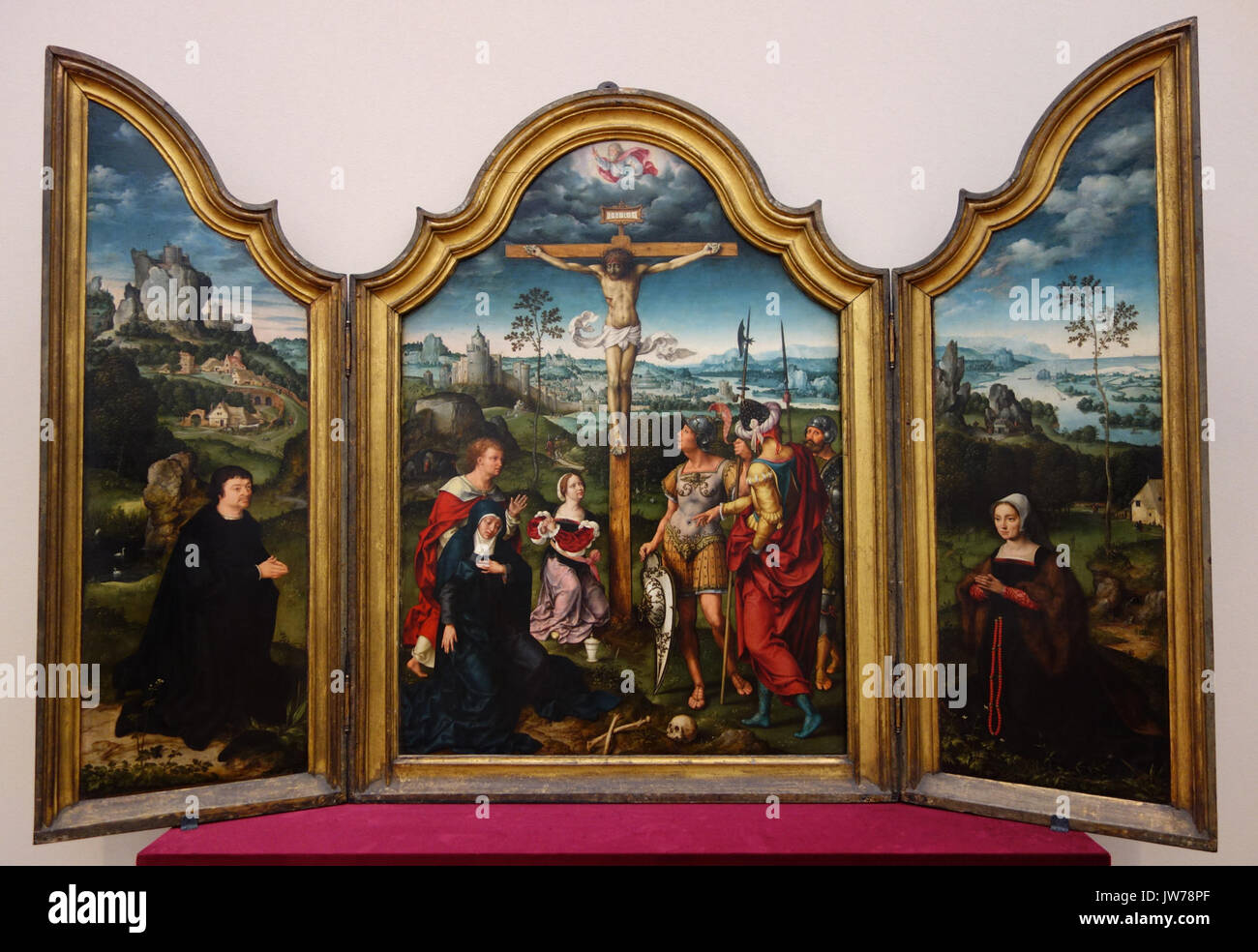 Trittico della Crocifissione fiancheggiata dal donatore inginocchiato e sua moglie, da Joos van Cleve, vista 1, 1500 1550 Annuncio, olio su pannello Museo Nazionale di Arte Occidentale di Tokyo DSC08107 Foto Stock Trittico della Crocifissione fiancheggiata dal donatore inginocchiato e sua moglie, da Joos van Cleve, vista 1, 1500 1550 Annuncio, olio su pannello Museo Nazionale di Arte Occidentale di Tokyo DSC08107 Foto Stock