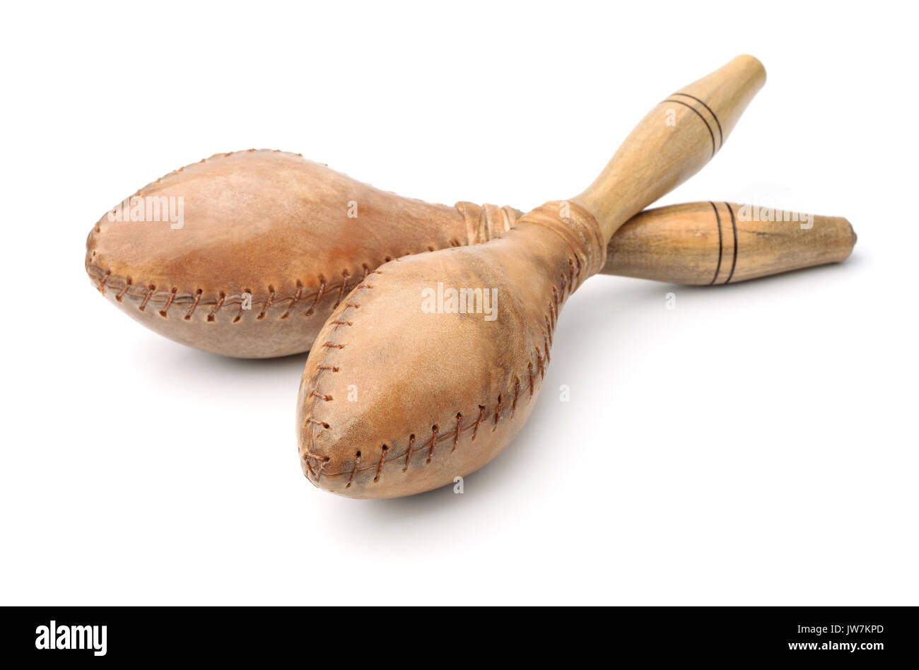 Coppia di maracas in cuoio e legno isolato su bianco Foto Stock