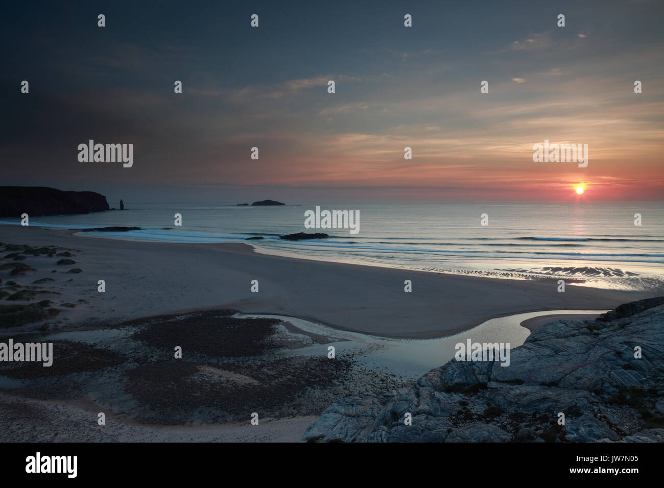 Tramonto spettacolare ad ovest di Sandwood Bay, NW Scozia. Le nuvole virava al giallo, arancione e rosa in tarda serata. Foto Stock