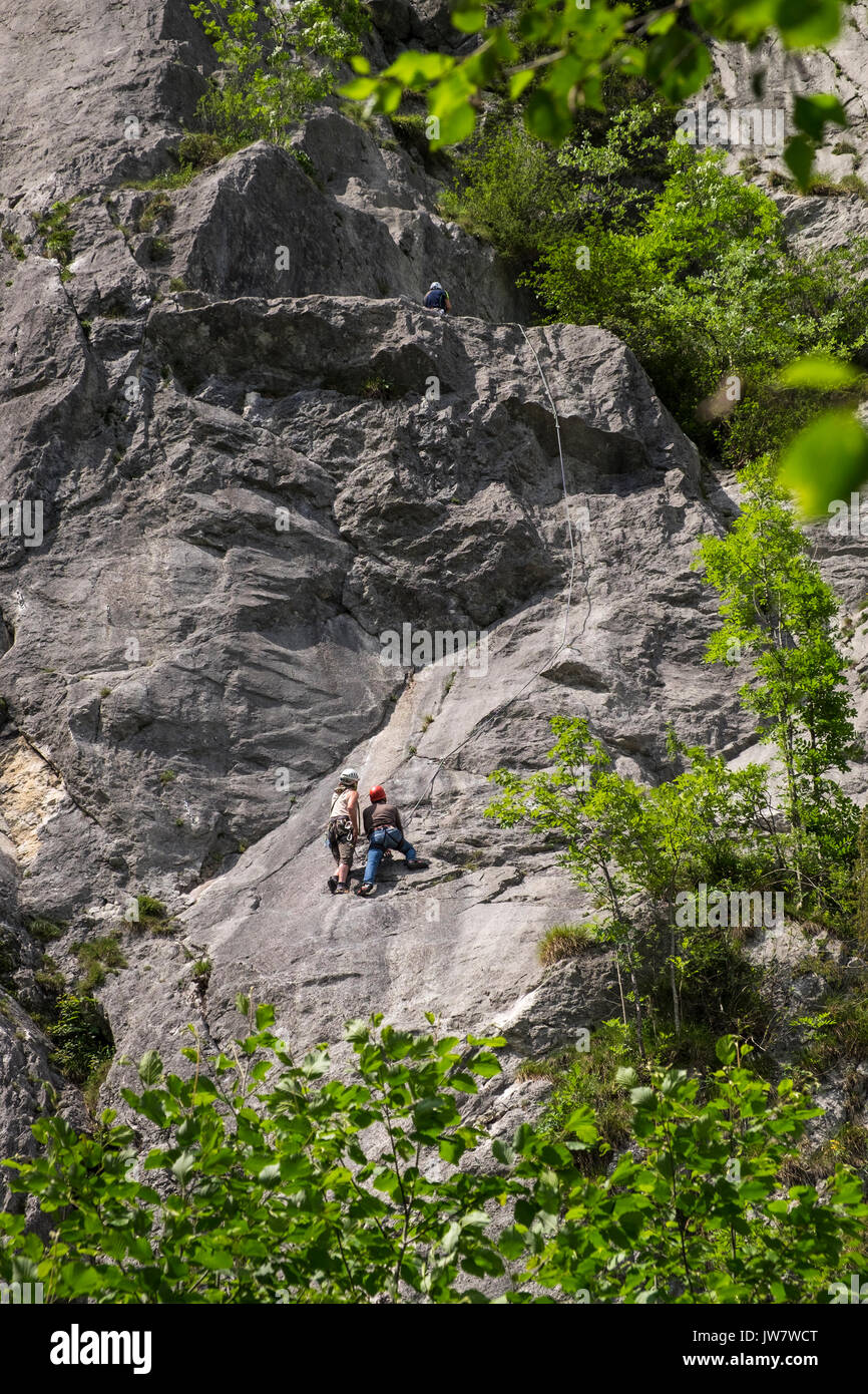 Arrampicata, alpinismo, su una scogliera di fronte al di fuori di Oberammergau, Baviera, Germania Foto Stock