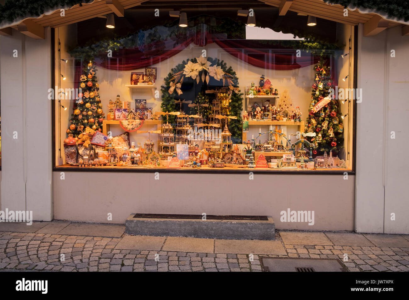 Kathe G. Wohlfart Christkindlmarkt, Shop di Natale la finestra di visualizzazione a Oberammergau, Garmisch Partenkirchen, Baviera, Germania Foto Stock