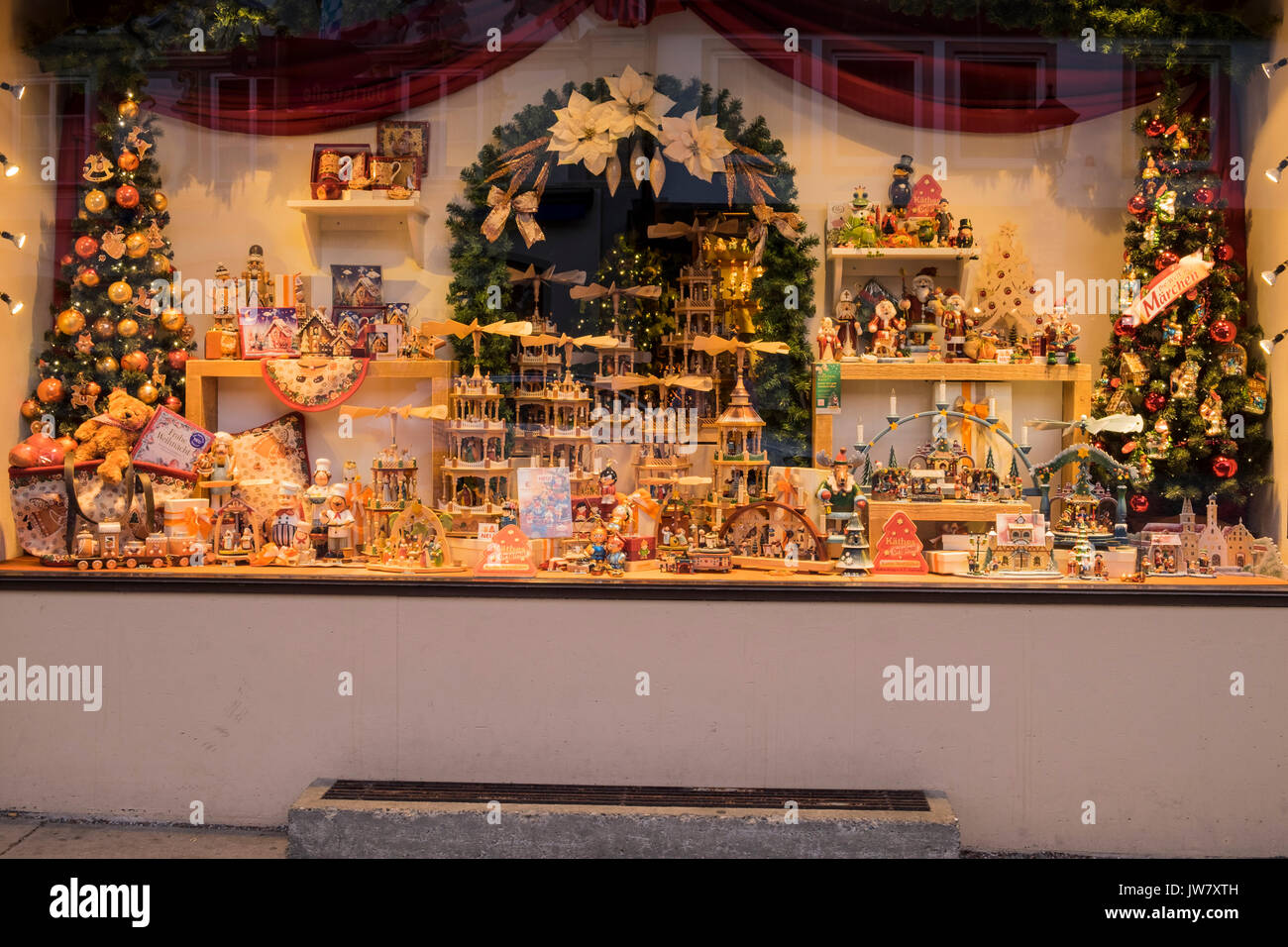 Kathe G. Wohlfart Christkindlmarkt, Shop di Natale la finestra di visualizzazione a Oberammergau, Garmisch Partenkirchen, Baviera, Germania Foto Stock