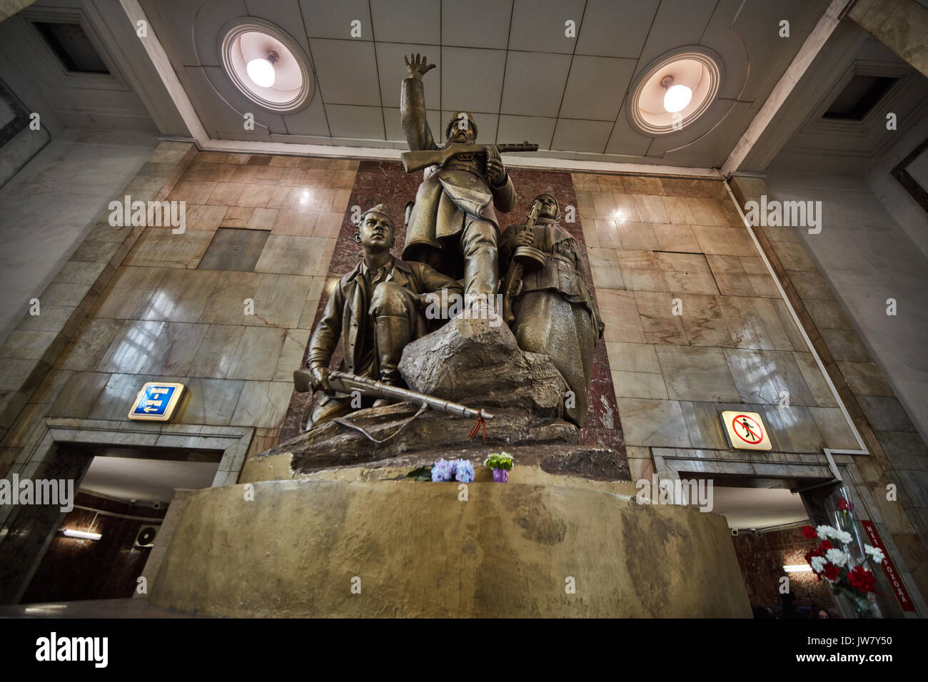 I soldati sovietici monumento nella metropolitana di Mosca. Foto Stock