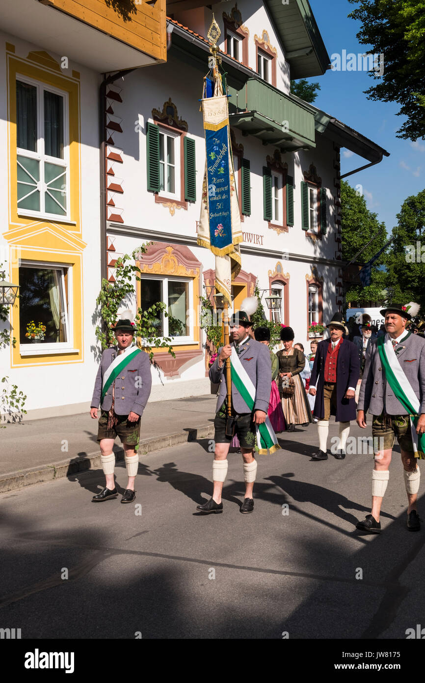 Celebra il Corpus Domini persone locali in costume tradizionale sfilata per le strade di Oberammergau, Garmisch Partenkirchen, Baviera, Germania Foto Stock