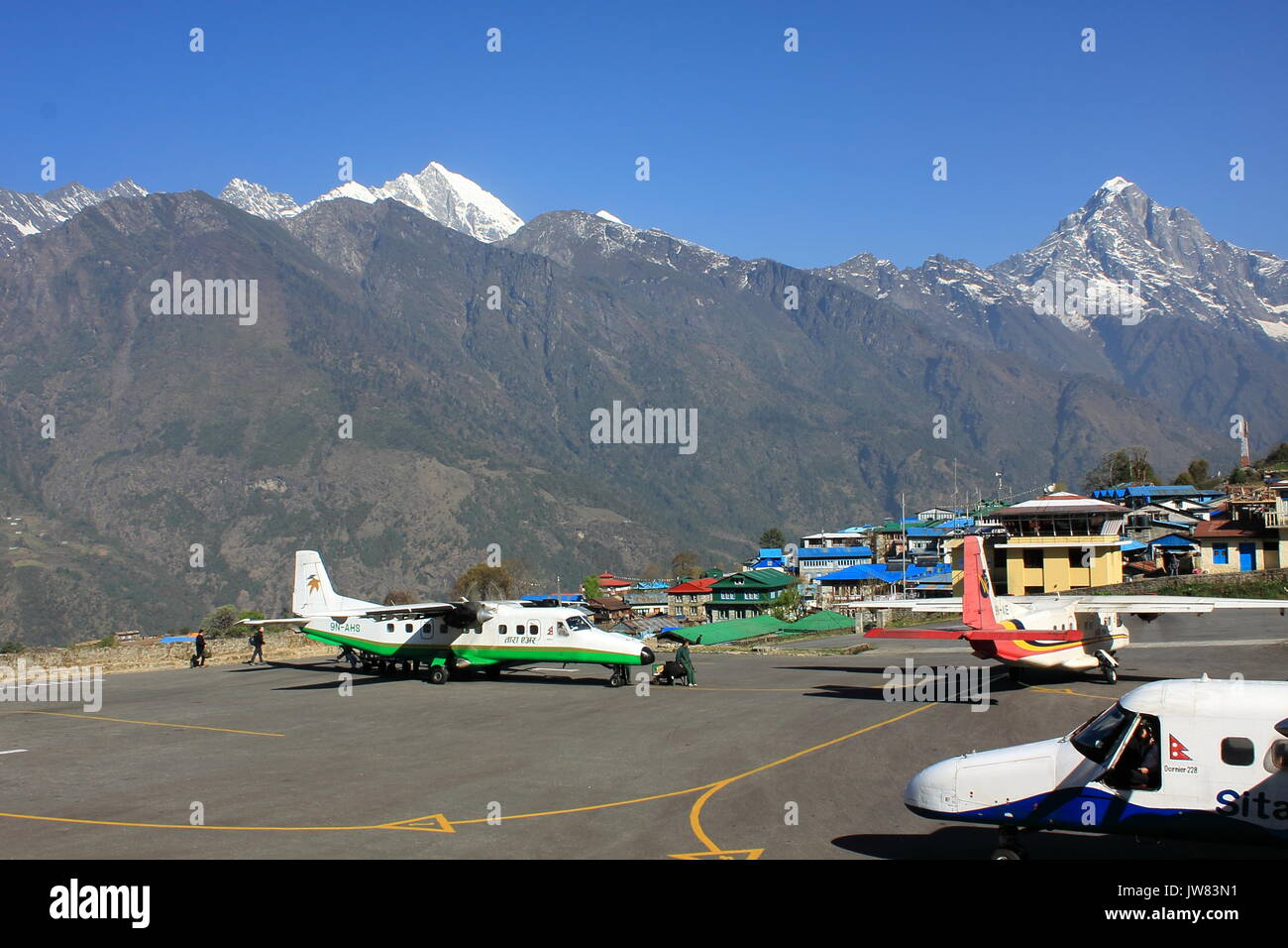 Piccoli aerei a Lukla airport, una delle più pericolose delle piste di atterraggio nel mondo Foto Stock