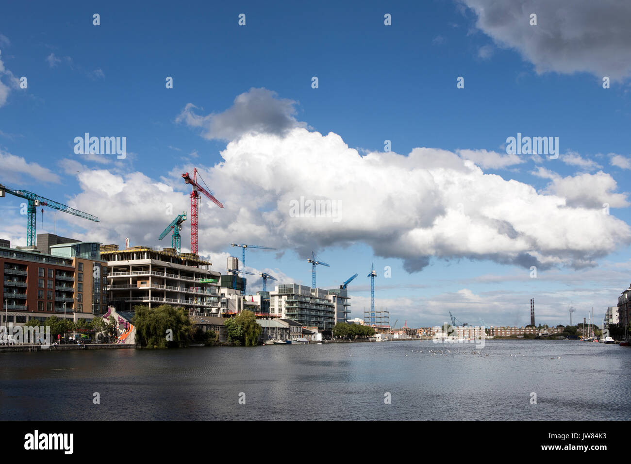 Irlanda - Gru a Dublino lo skyline di effettuare un ritorno dopo la crisi finanziaria globale. La costruzione è di decollare ancora una volta. Foto Stock