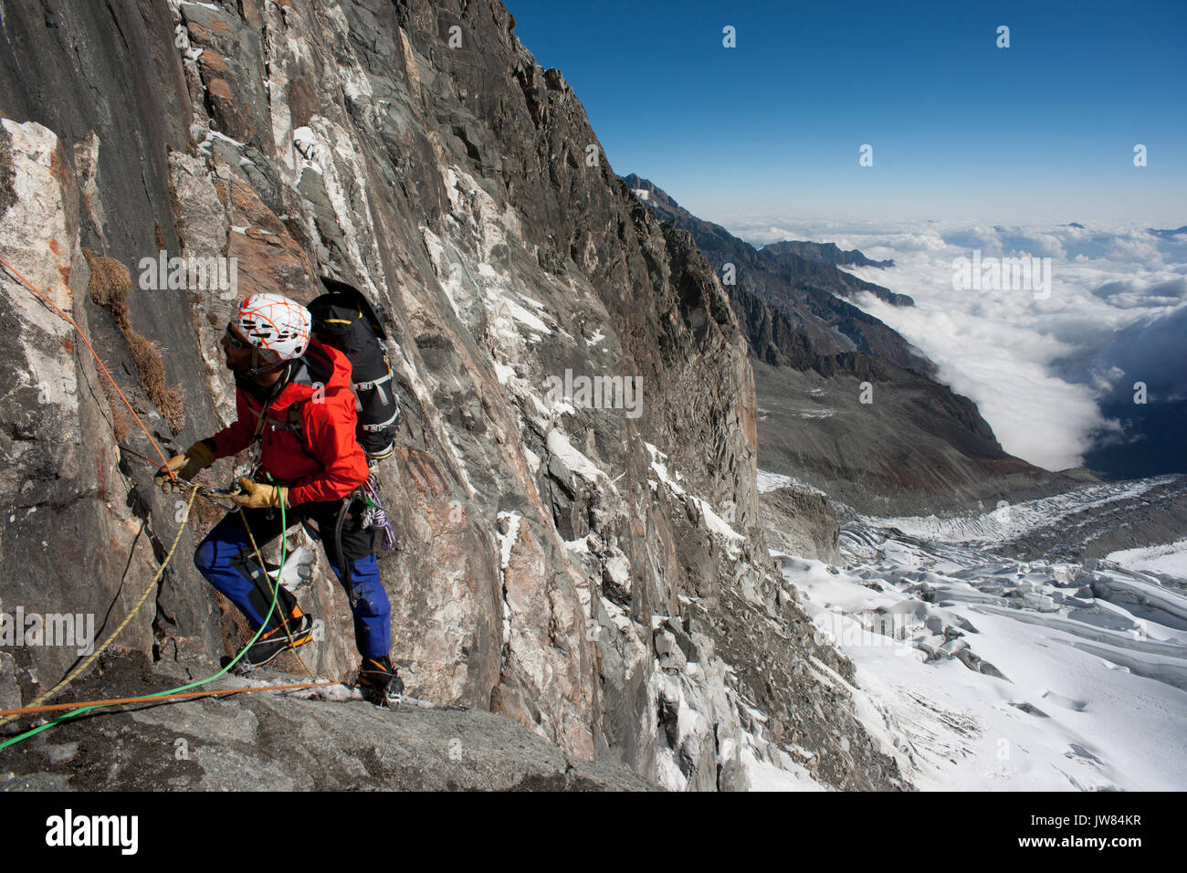 Vista laterale di alpinista durante l alpinismo San Liana sud-est. La mattina presto in Minya Konka massiccio, Daxue gamma, Sichuan occidentale vicino al Tibet. Cina. Foto Stock