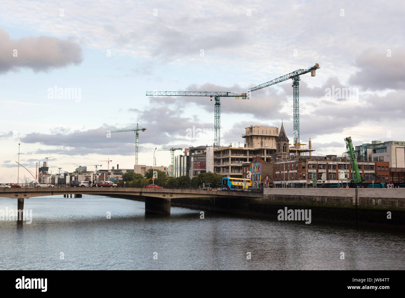 Irlanda - Gru a Dublino lo skyline di effettuare un ritorno dopo la crisi finanziaria globale. La costruzione è di decollare ancora una volta. Foto Stock