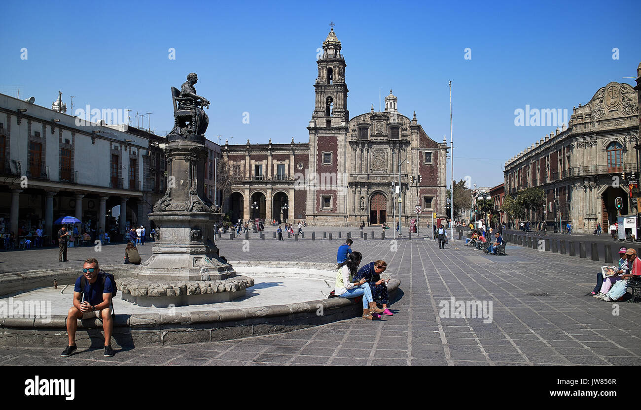 America; Messico Città del Messico; centro storico; il Santo Domingo square; il Santo Domingo street, Dona Josefa Ortiz de Dominguez statua da un artista ialian Henry Alciati Foto Stock