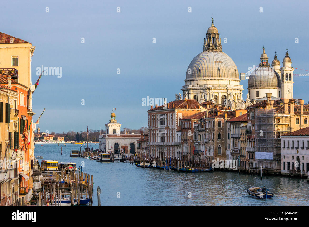 Venezia Canal Grande e la Basilica di Santa Maria della Salute Foto Stock