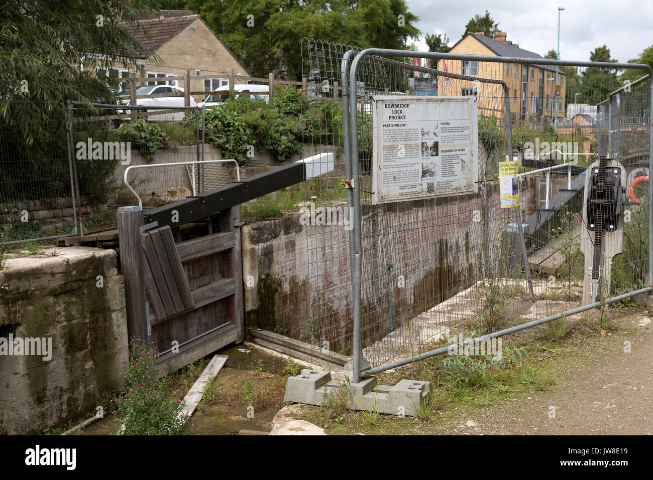 Serratura Bowbridge sul Tamigi & Severn Canal vicino a Stroud, Gloucestershire REGNO UNITO. La serratura è in fase di ripristino dai membri del Cotswold canali di fiducia. Foto Stock