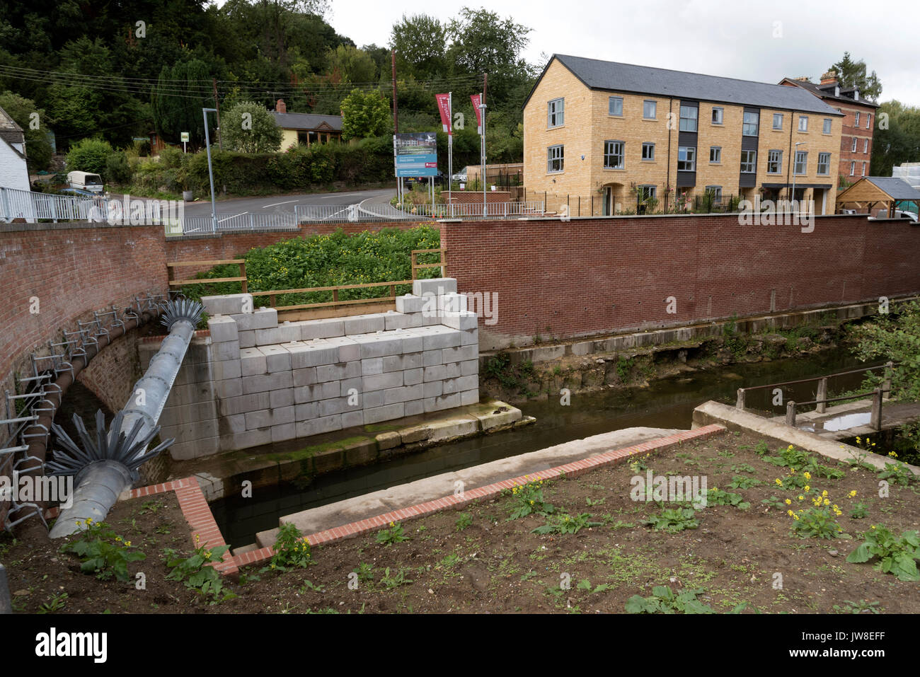 Serratura Bowbridge sul Tamigi & Severn Canal vicino a Stroud, Gloucestershire REGNO UNITO. La serratura è in fase di ripristino dai membri del Cotswold canali di fiducia. Foto Stock