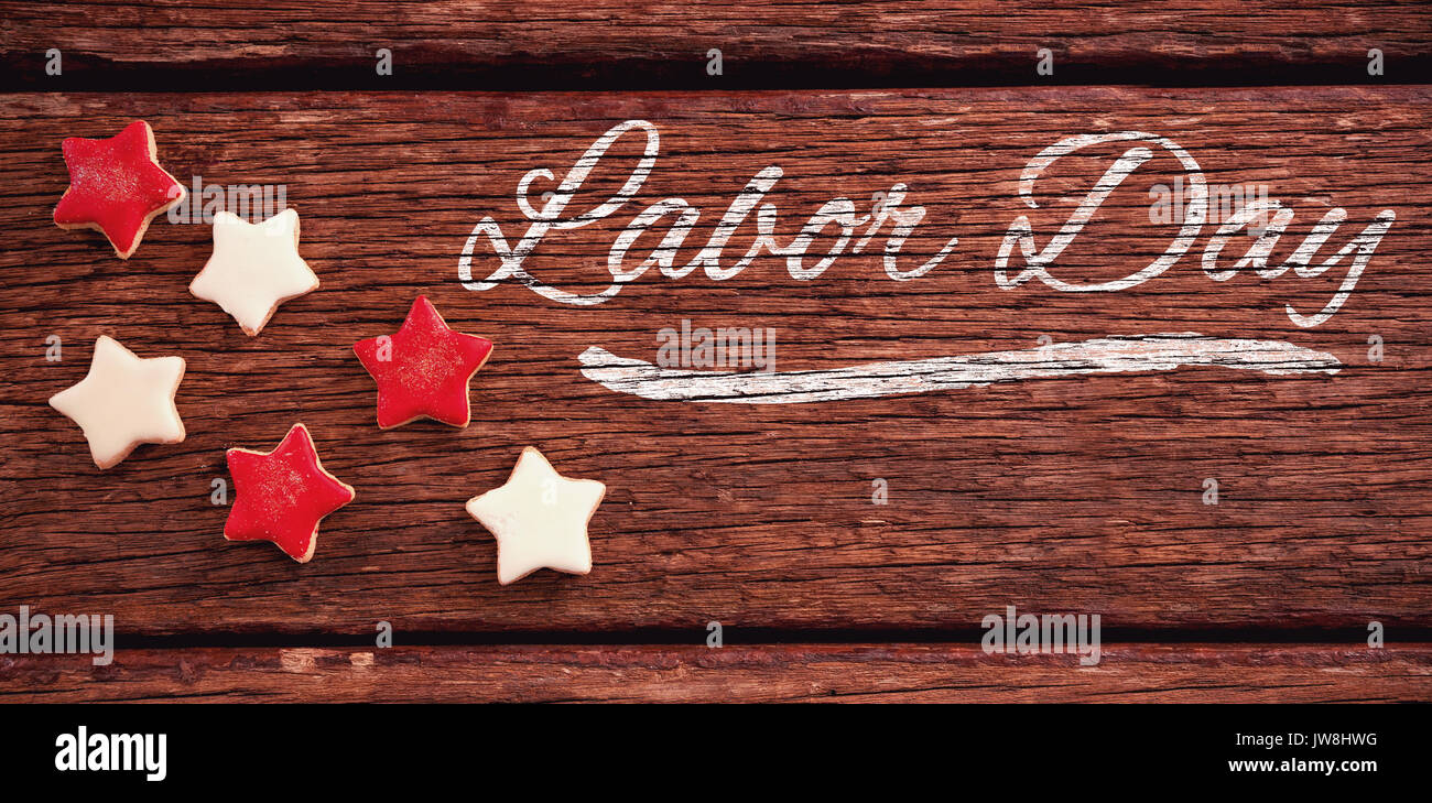 Panoramica del Labor Day testo contro il bianco e il rosso dei cookie sul tavolo Foto Stock