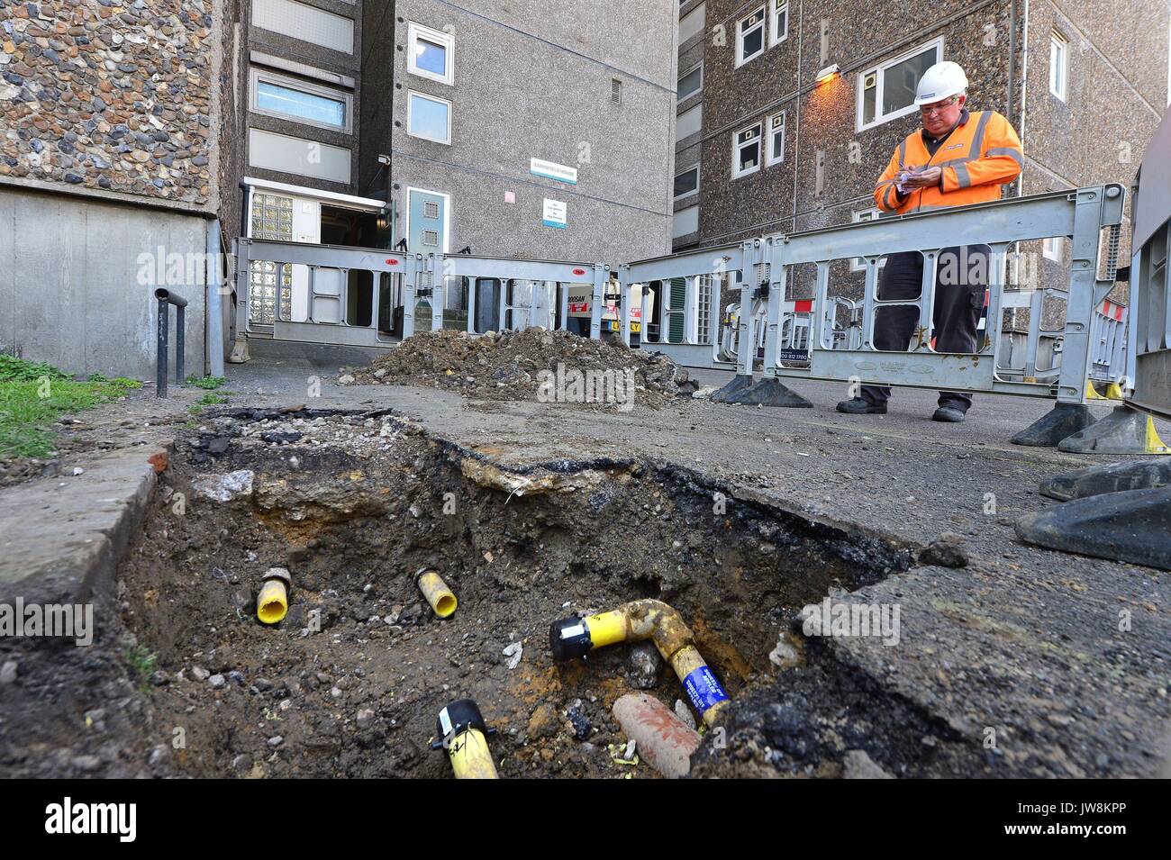 Gli ingegneri del gas al lavoro al di fuori delle Ledbury Towers, a sud di Londra, dove i residenti che devono evacuare gli appartamenti di Londra hanno detto che i problemi di sicurezza sono stati ignorati per decenni. Foto Stock