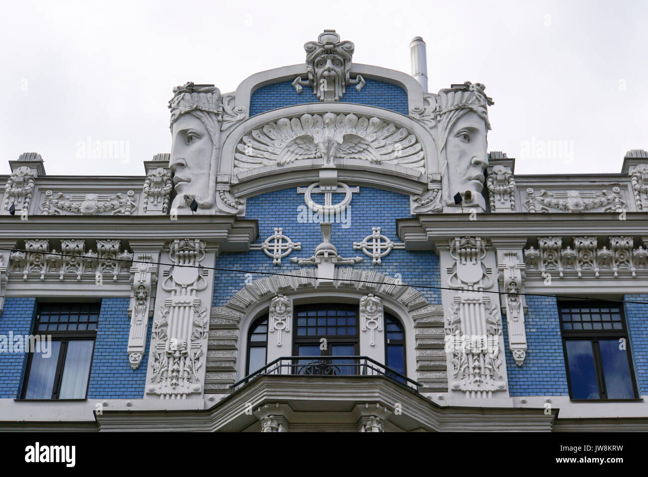 Facciata di blu e bianco edificio Art Nouveau, Riga, Lettonia Foto Stock