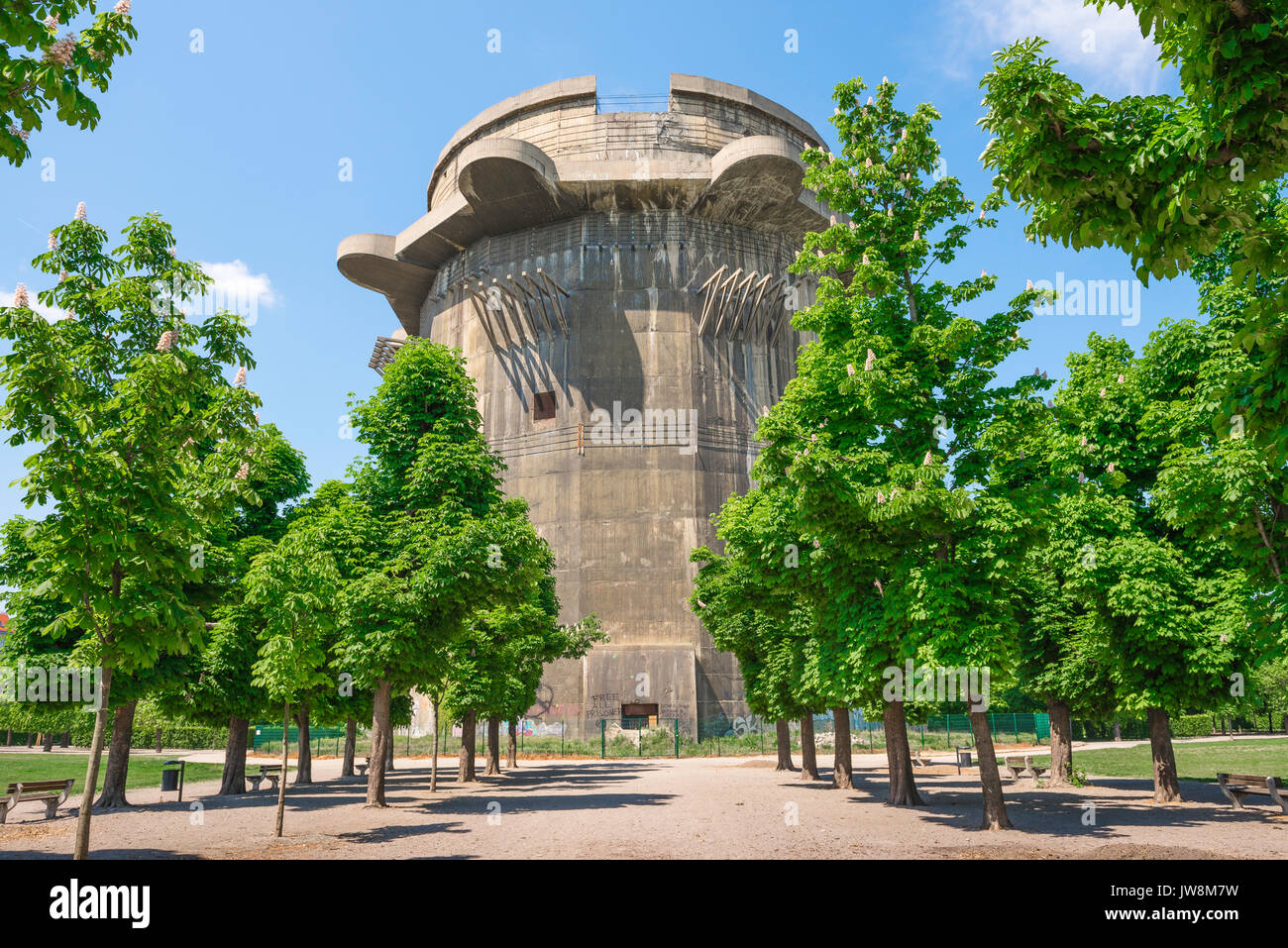 Vienna flakturme tower, uno dei due anti-aerei torri (Flakturme) costruita per difendere Vienna durante la Seconda Guerra mondiale ancora in piedi nel parco Augarten, Austria. Foto Stock