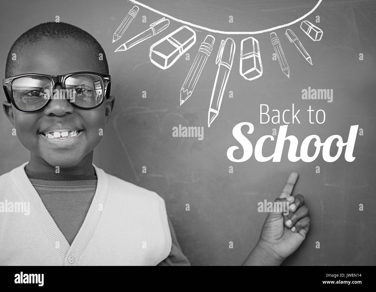 Digital composito di Ritorno a scuola di testo e articoli di cancelleria sulla lavagna con ragazzo Foto Stock