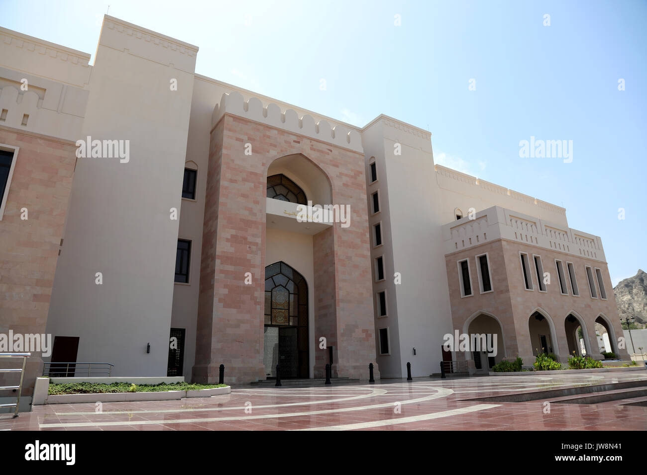 Gli uffici della Segreteria Generale per la Fiscalità vicino Al Alam Palace rotonda in Muscat Oman, il 10 agosto 2017 Foto Stock