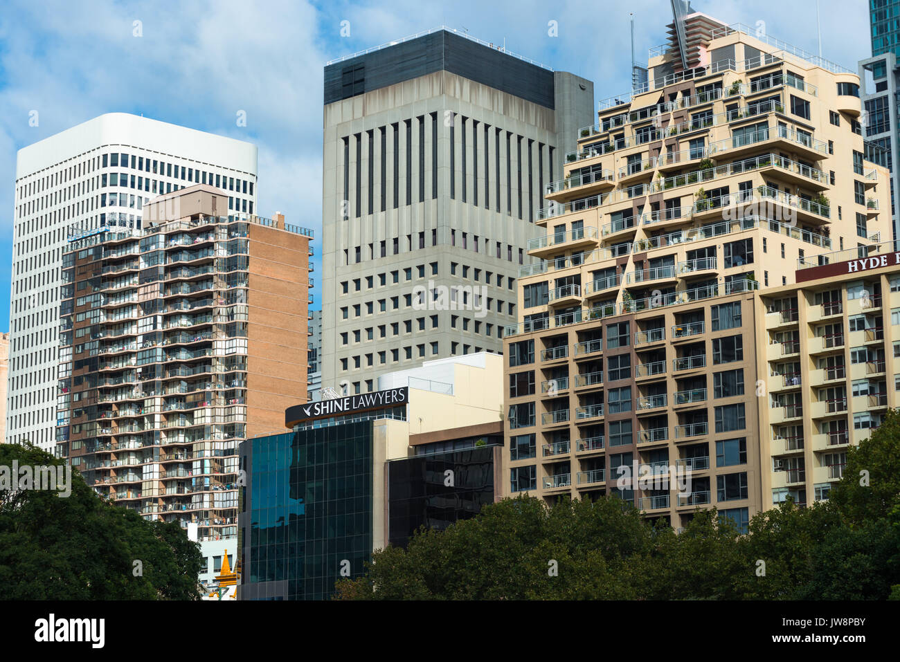 Gli edifici che si affaccia su Hyde Park nel centro di Sydney, Nuovo Galles del Sud, Australia. Foto Stock