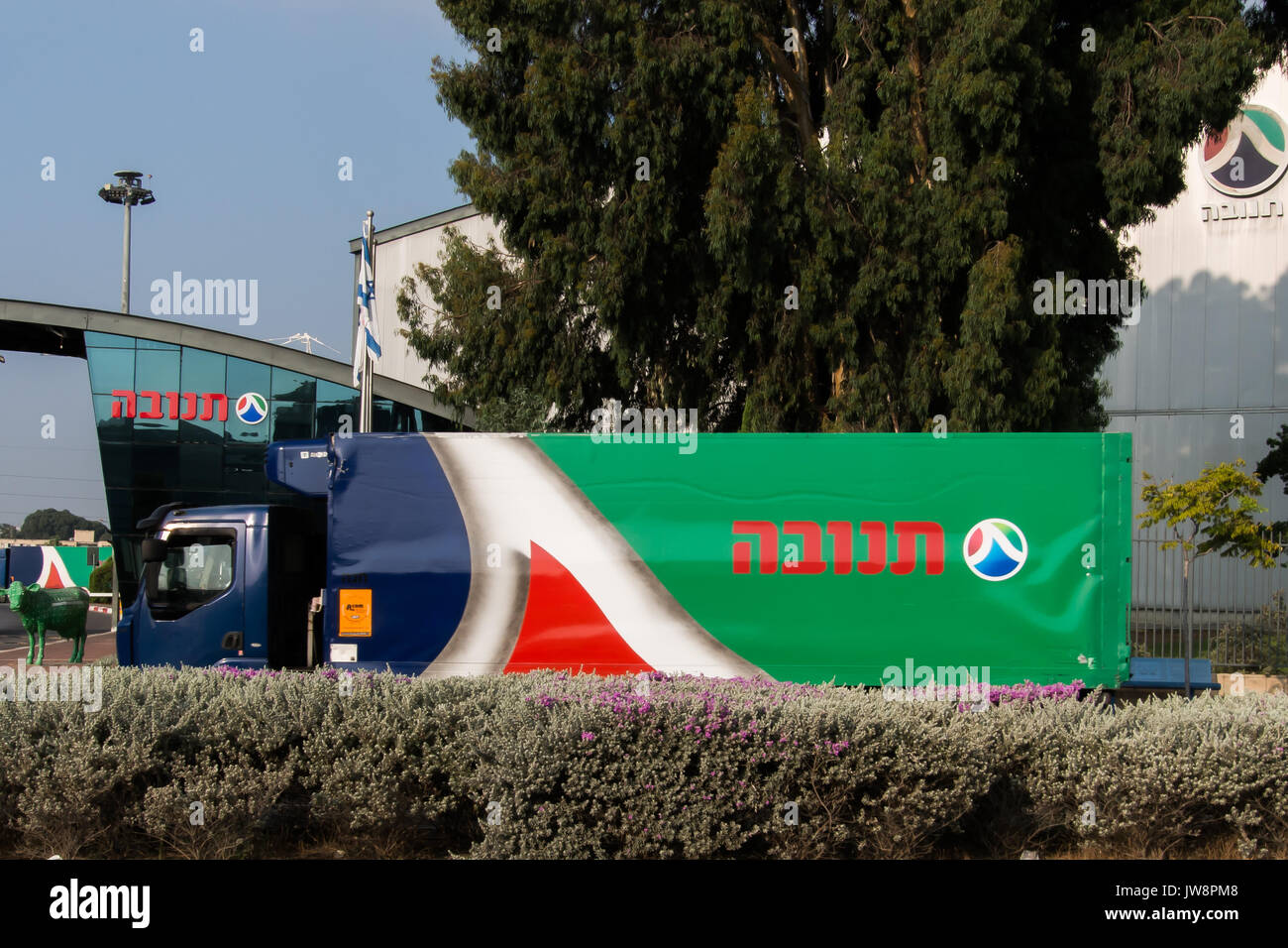 Petach Tikva Israele, 11 agosto 2017. Autocarro Tnuva lasciando la Tnuva centro logistico. Foto Stock
