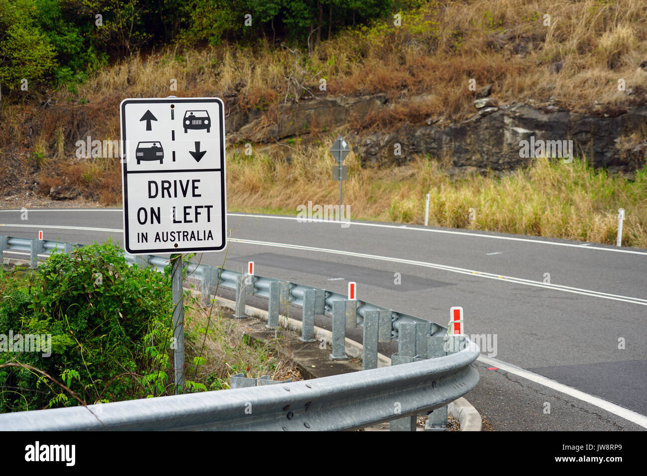 Cartello stradale attenzione ai conducenti di guidare a sinistra in Australia. Foto Stock