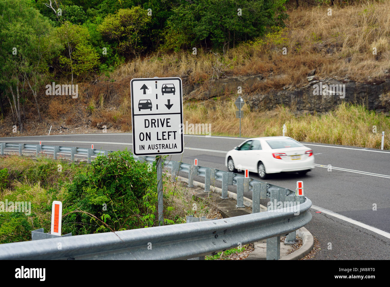 Cartello stradale attenzione ai conducenti di guidare a sinistra in Australia. Foto Stock