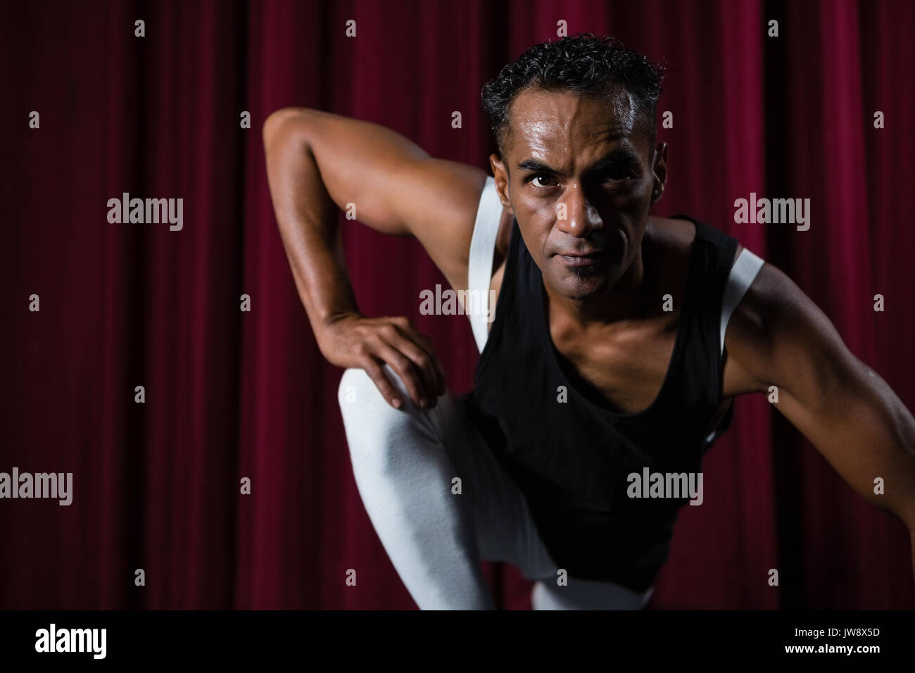 Fiducioso ballerino in posa di fase Foto Stock