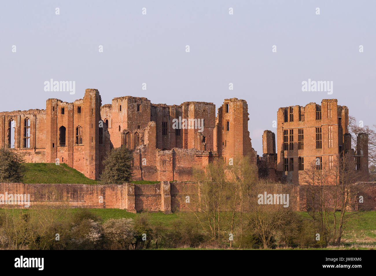 Rovine del castello di Kenilworth in un tardo pomeriggio di primavera contro il cielo blu, Warwickshire, Inghilterra Foto Stock