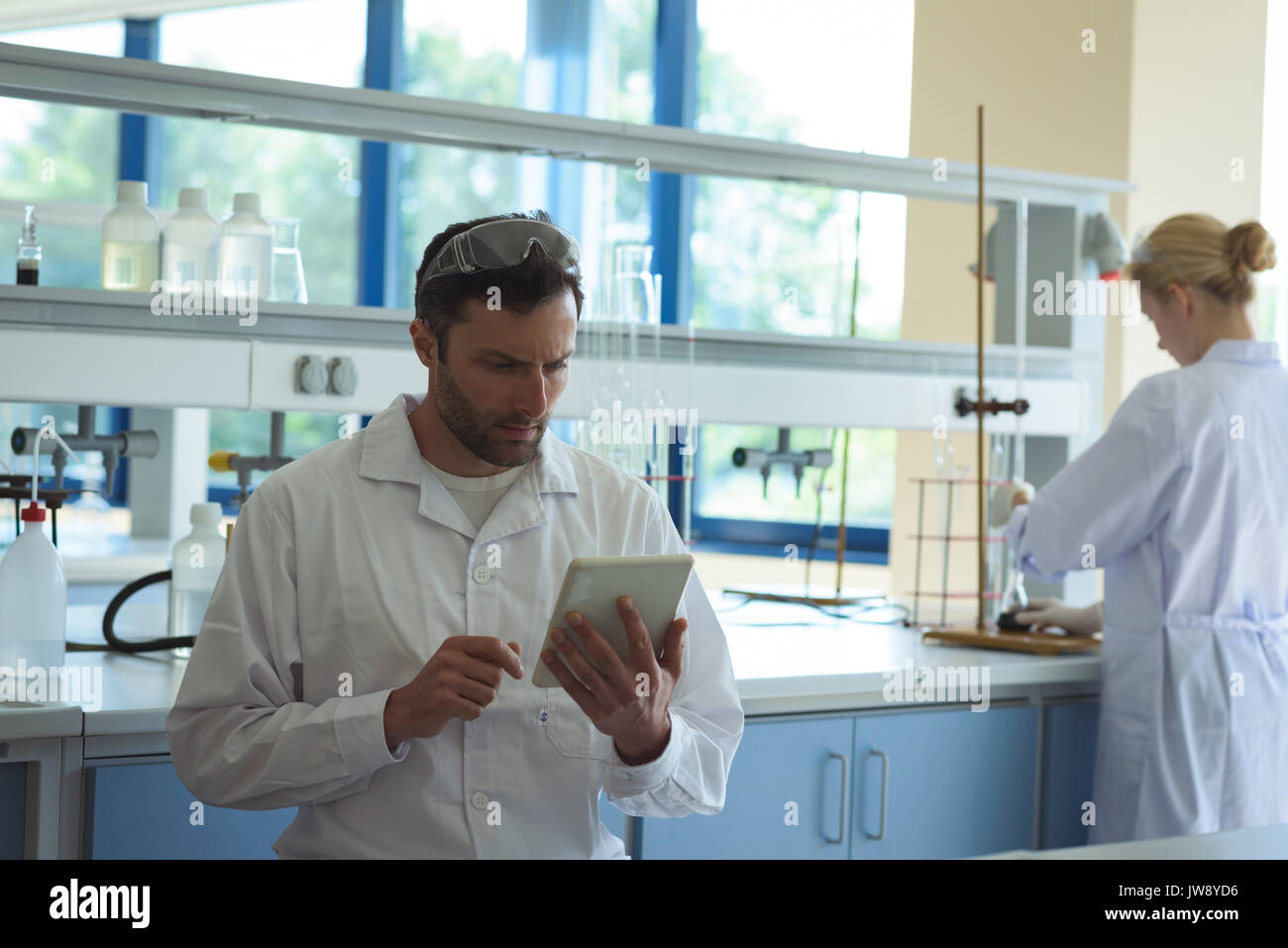 Studenti universitari che fanno ricerca insieme in laboratorio Foto Stock