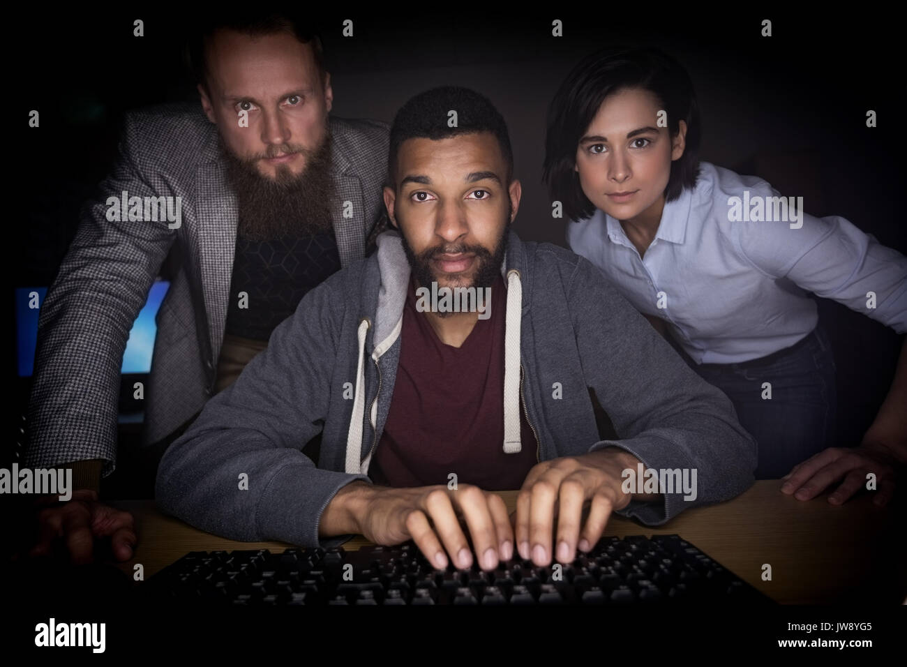 I colleghi che lavorano insieme alla scrivania in ufficio Foto Stock