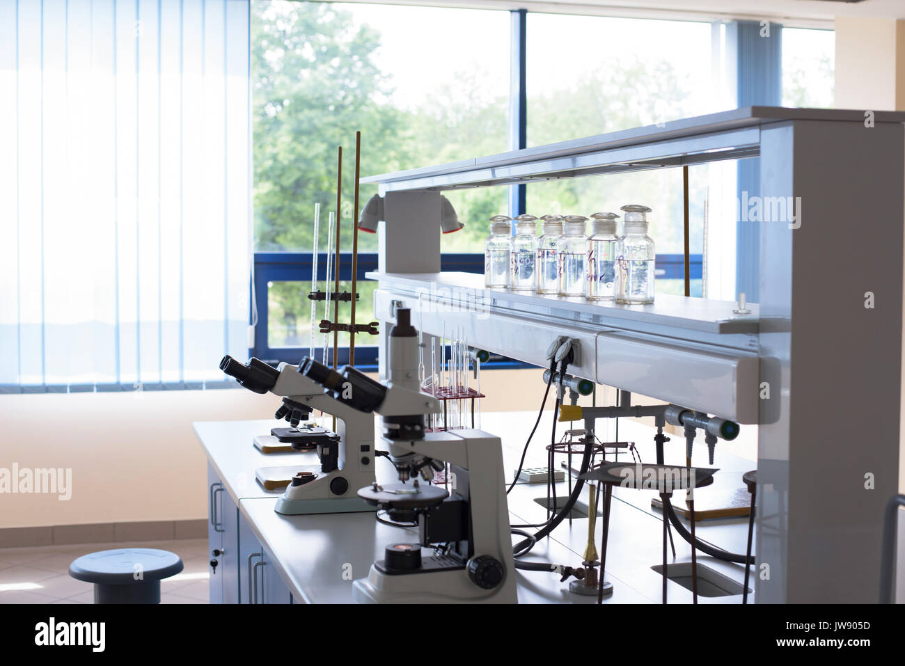 Microscopi sulla scrivania in lab Foto Stock