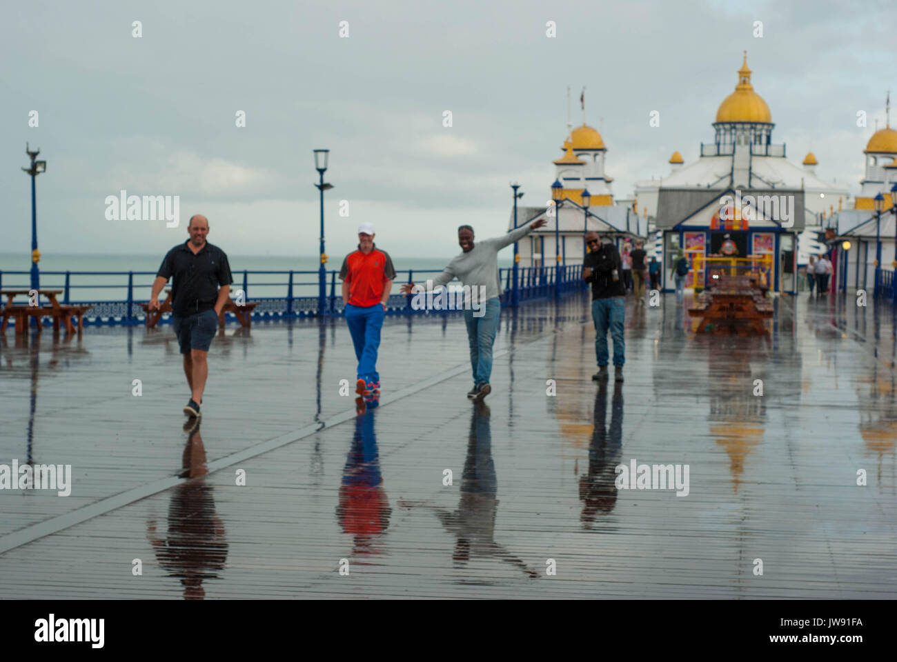 Una serie di fotografie di sole e pioggia. Un tipico British giorno d'estate. Foto Stock