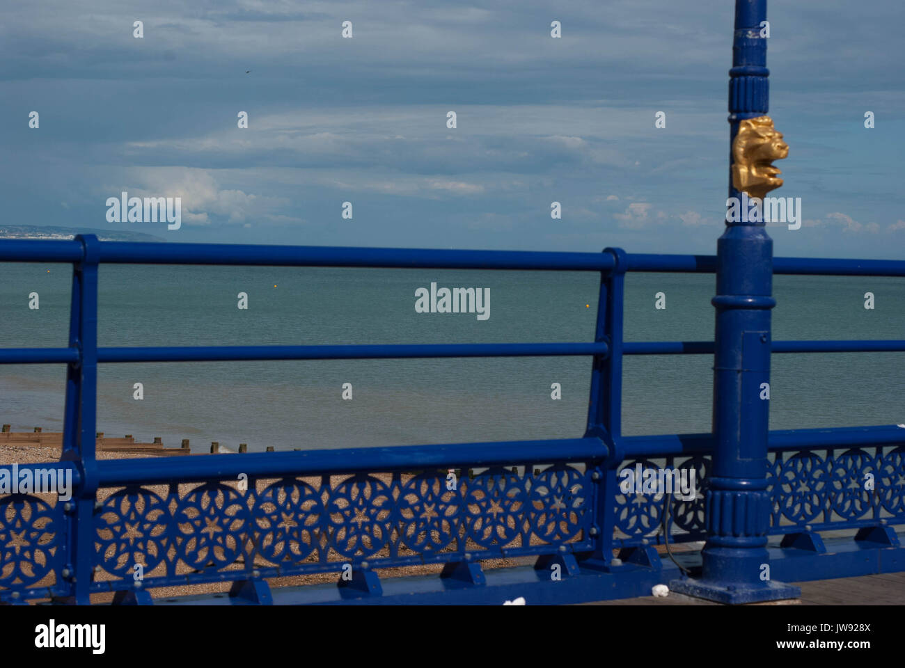 Una serie di fotografie sulla base di Eastbourne Pier, attraverso il sole e pioggia. Un tipico British giornata estiva con colore, riflessioni e persone. Foto Stock
