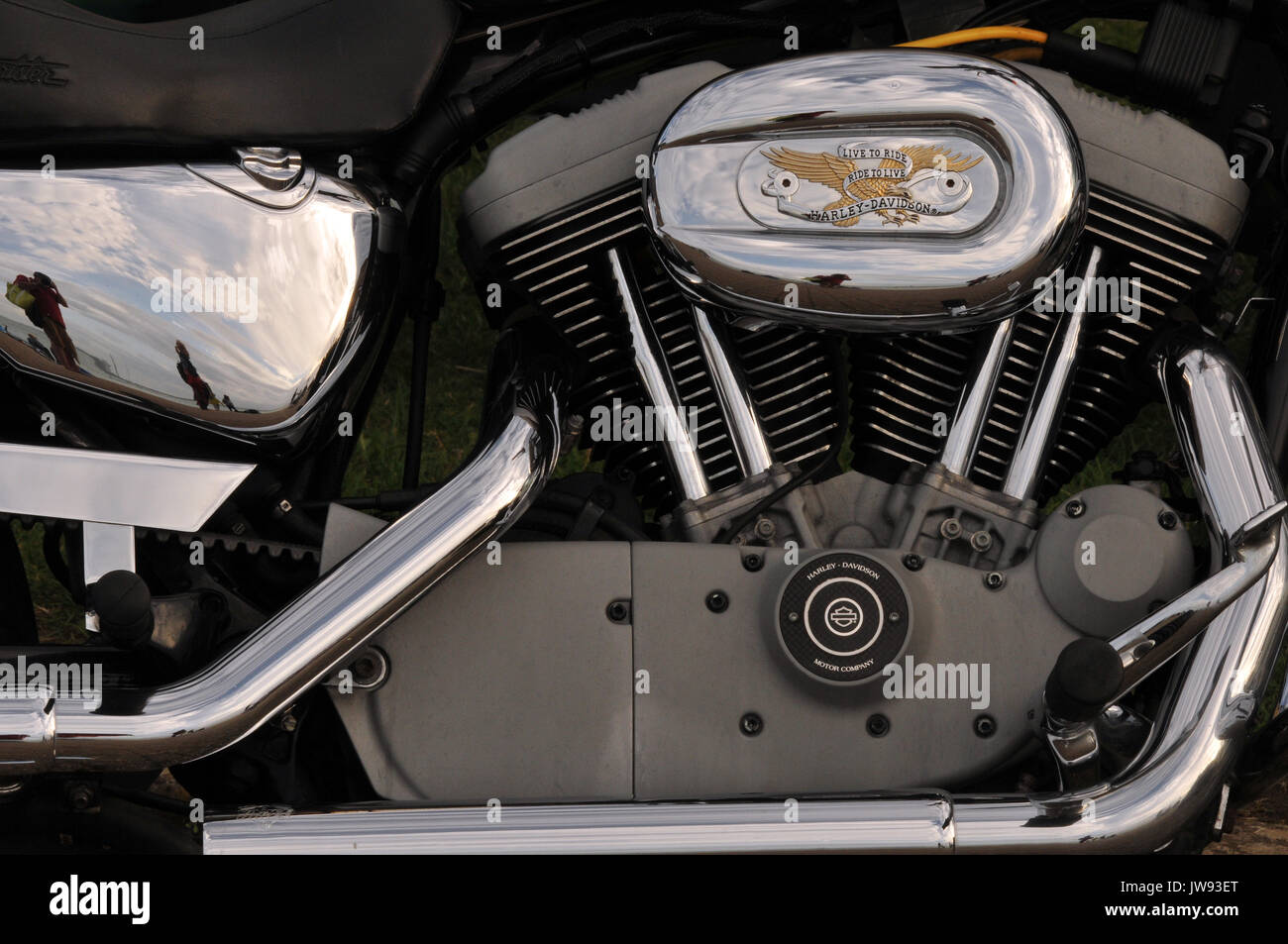 Un vicino la foto di un moderno motore di motocicletta Harley Davidson e kawasaki big 750cc o 1200cc shiny motociclismo e motori di grandi dimensioni Foto Stock