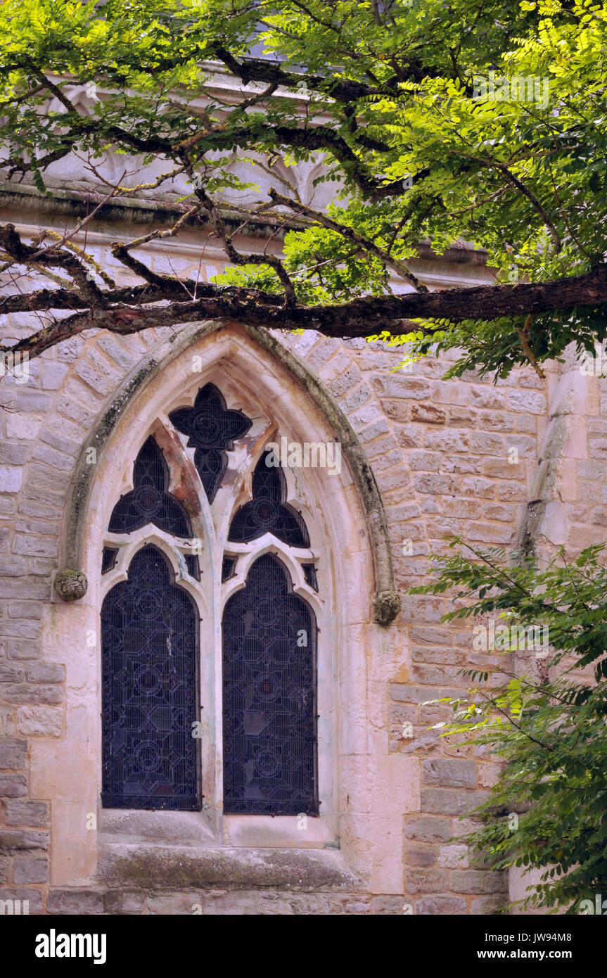 una finestra architettonica dal design gotico a newport minster sull'isola di wight. trafory di pietra e albero con cappella o finestre di chiesa in stile gotico. Foto Stock