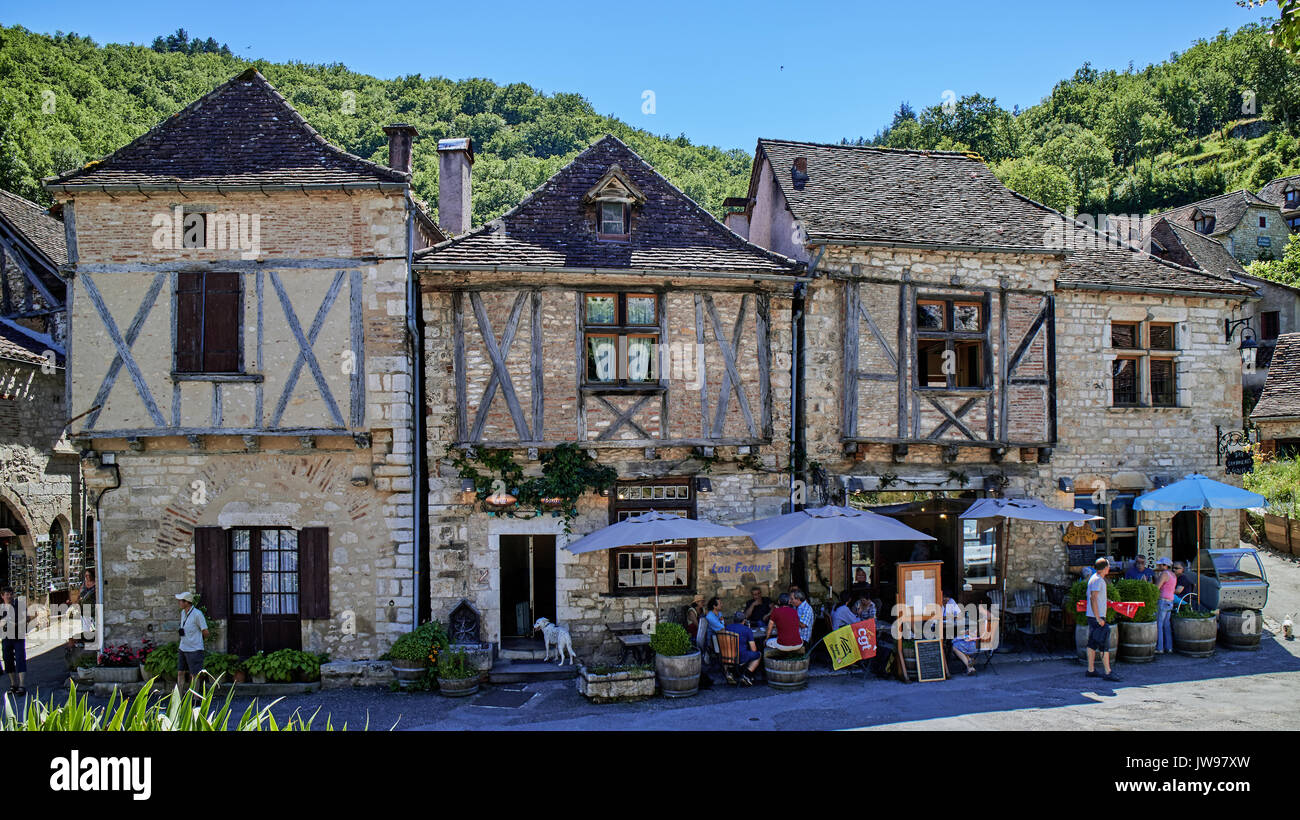 L'Europa, Francia, Occitanie, Lot, St-Cirq-Lapopie villaggio lungo il fiume Lot, questo villaggio medievale, eletto villaggio preferito dei francesi nel 2012, sposa la roccia 100 metri sopra il fiume. Foto Stock