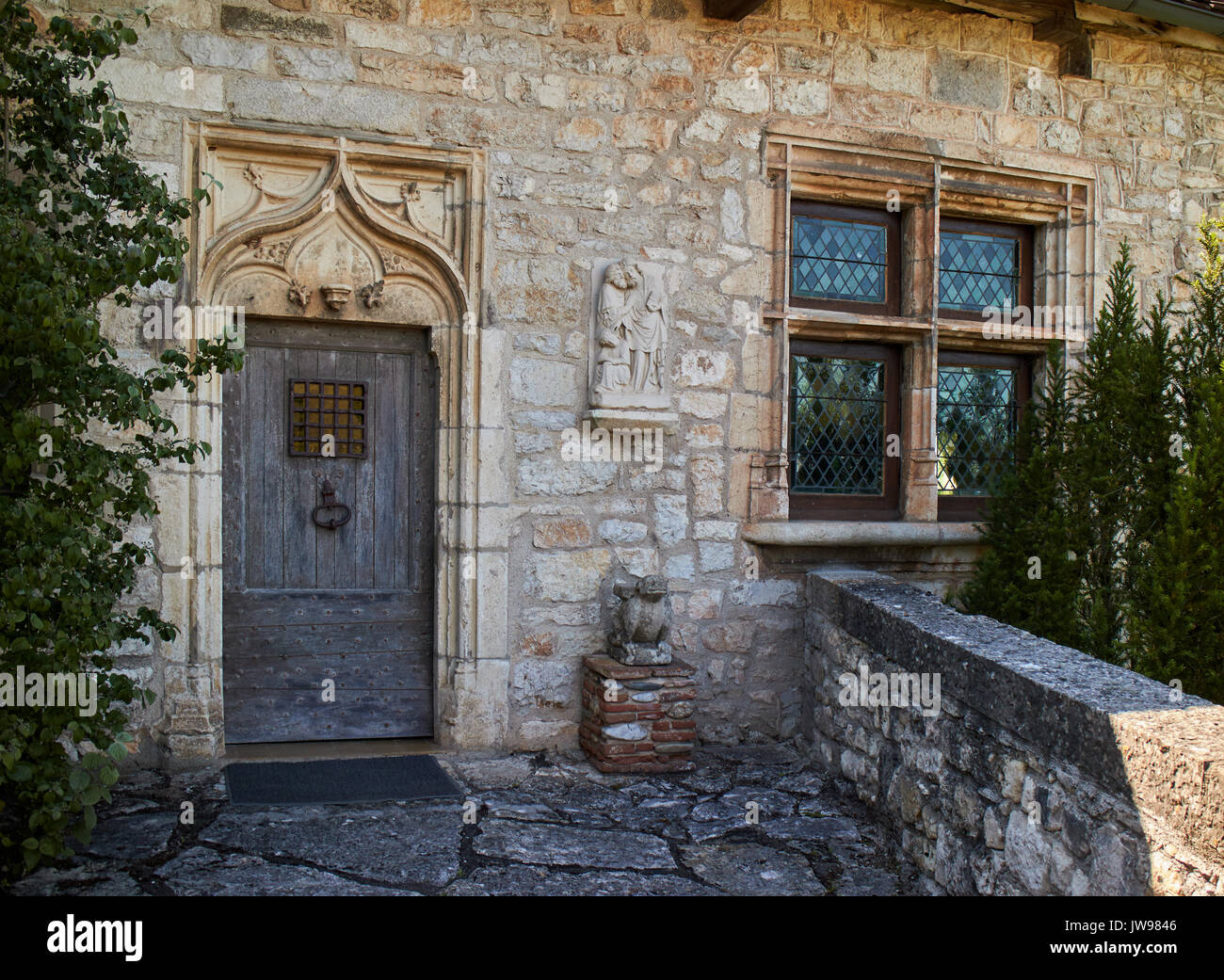 L'Europa, Francia, Occitanie, Lot, St-Cirq-Lapopie villaggio lungo il fiume Lot, questo villaggio medievale, eletto villaggio preferito dei francesi nel 2012, sposa la roccia 100 metri sopra il fiume. Foto Stock