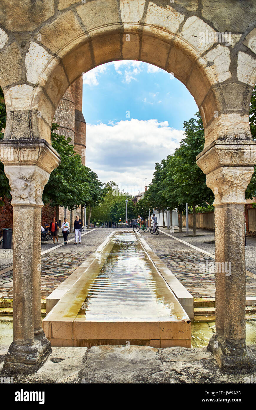 L'Europa, Francia, Occitanie,Tarn, città di Albi, classificato come patrimonio mondiale dall UNESCO, Sainte Cecile, archi a ferro di cavallo e un bacino nel cortile dell'abside del Duomo di Alba Foto Stock