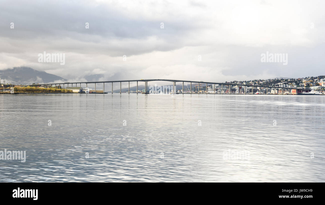 Vista del ponte in Tromso città con cielo blu, Norvegia, cityscape Foto Stock