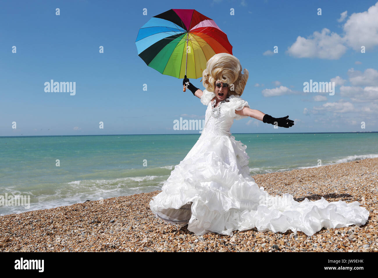 Drag Queen Dotty Kevina dei "grandi parrucche' pone sulla spiaggia durante l annuale Brighton Pride Parade presso la cittadina di mare, UK, sabato 5 agosto, 2017. Foto Stock