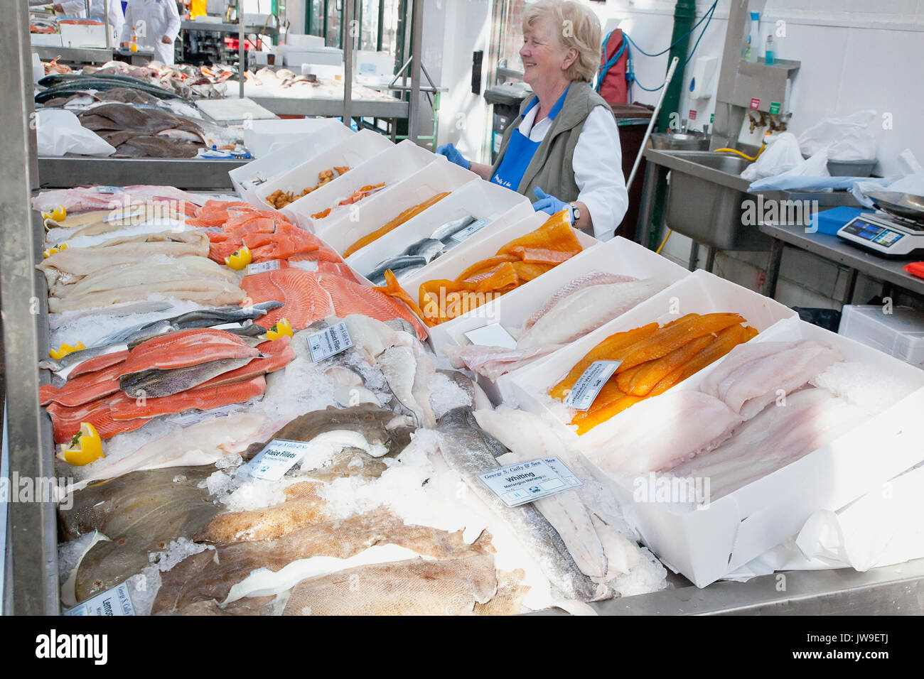 In Irlanda del Nord, Belfast, St George's mercati interni, visualizzazione di pesce fresco sul ghiaccio. Foto Stock