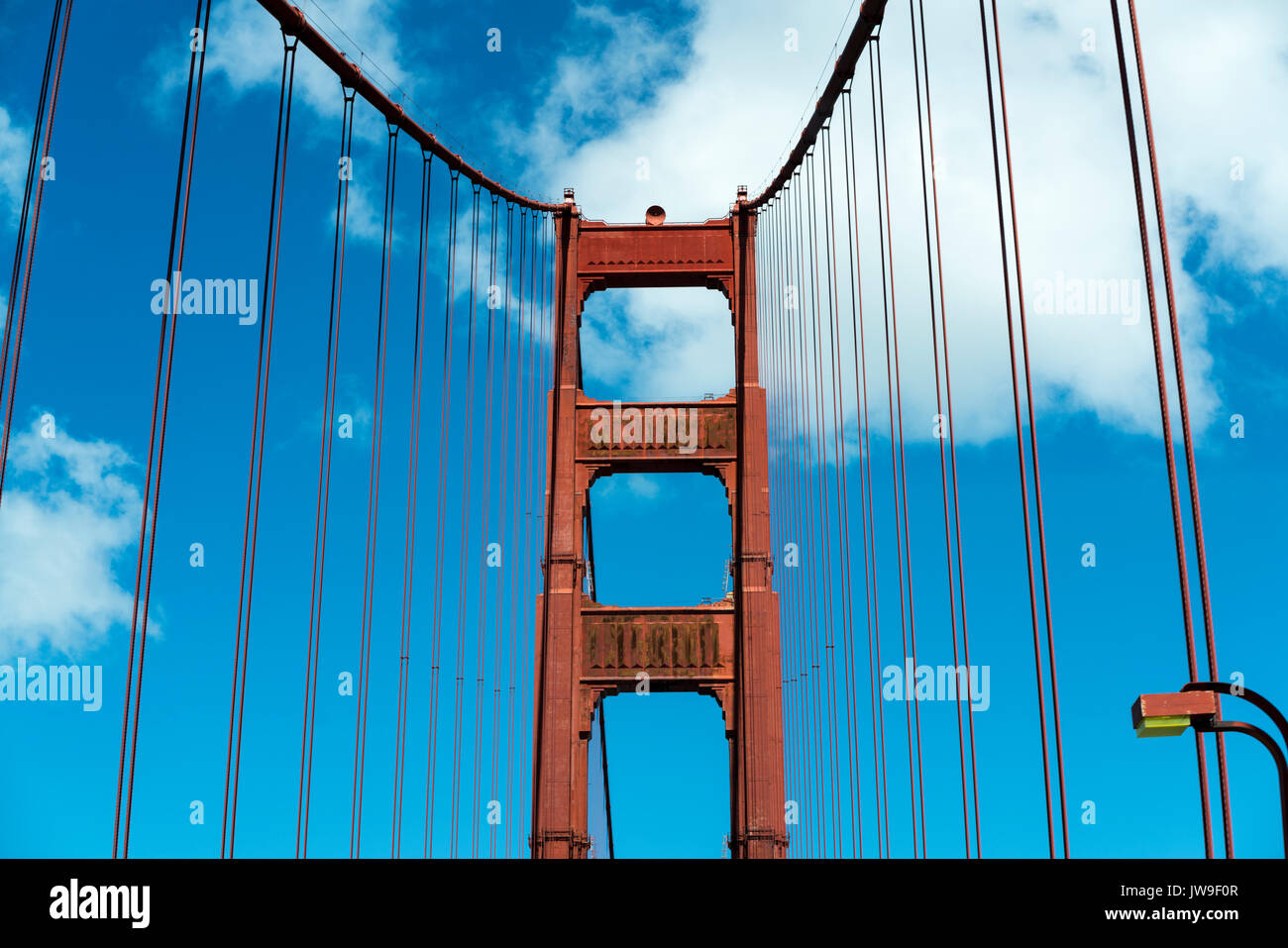 Golden Gate Bridge di San Francisco - rosso struttura in acciaio lucido contro il cielo blu Foto Stock