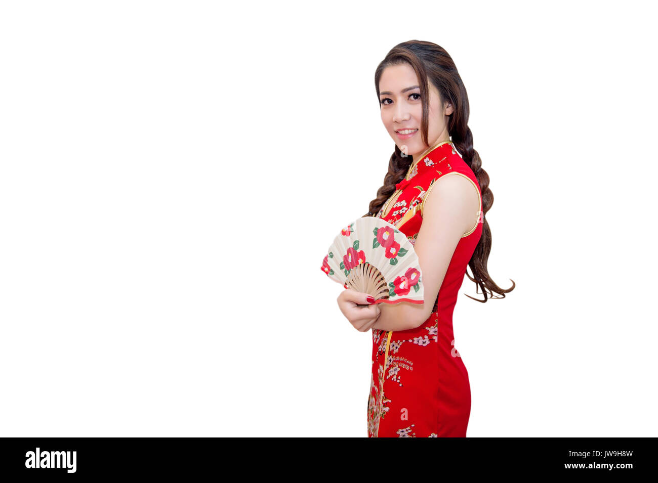 Bella giovane donna asiatica cinese che indossano vestiti tradizionali cheongsam o qipao isolati su sfondo bianco. Foto Stock