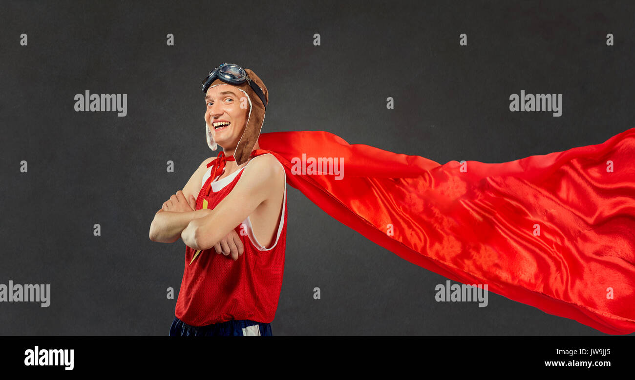 Un sottile, funny man in un costume da supereroe Foto Stock