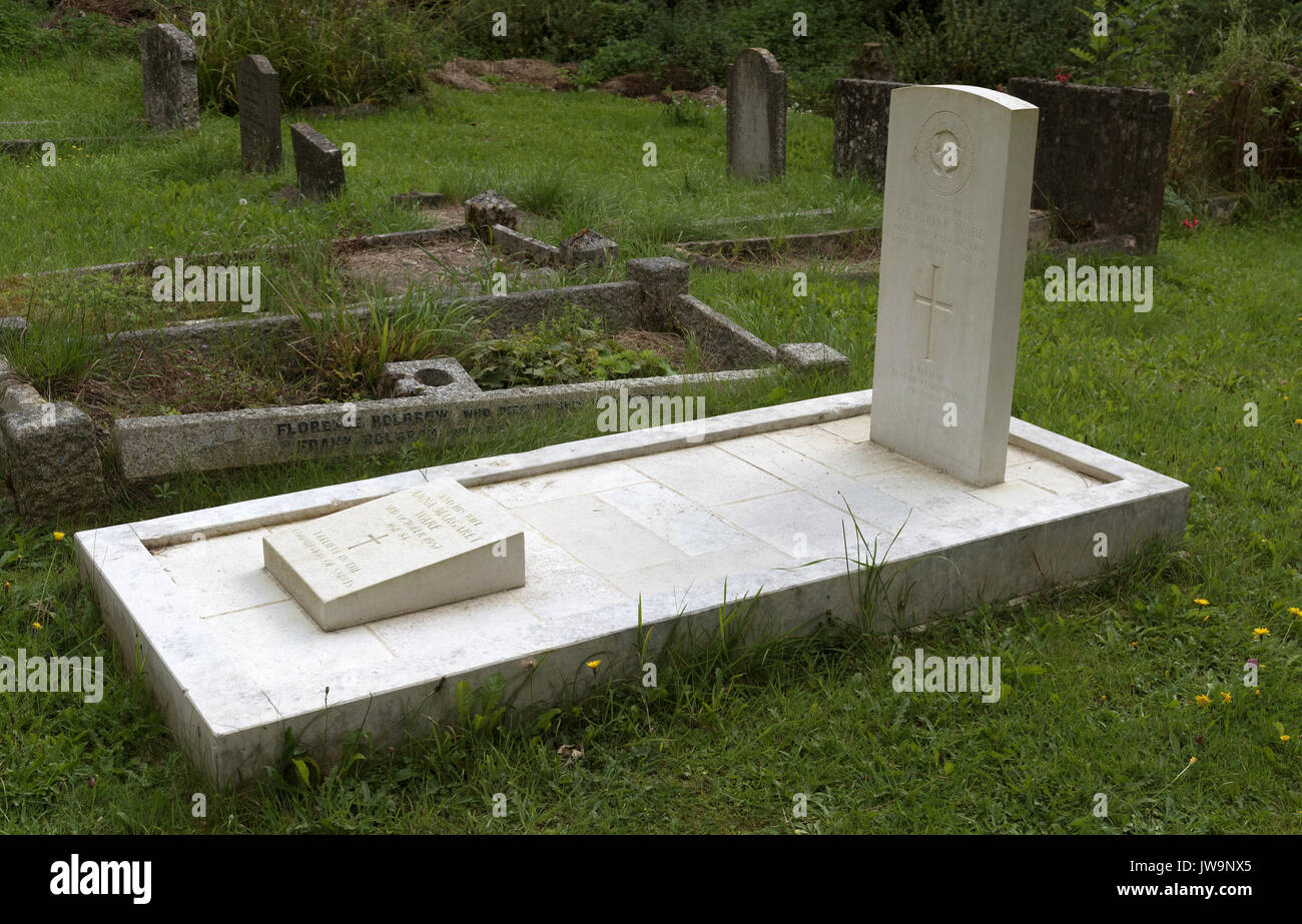 Pietra tombale del Maggiore Generale Sir Fabian Ware nel sagrato della chiesa Amberley Gloucestershire England Regno Unito. Fondatore delle tombe di guerra Commissione. Foto Stock