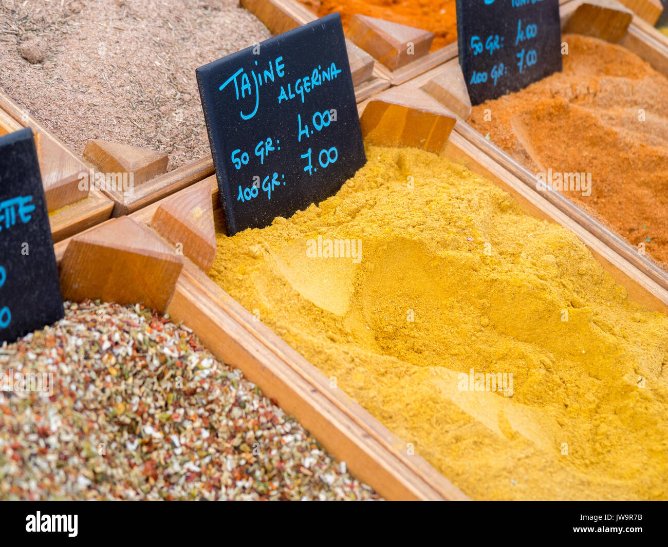 Tajine di spezie in polvere di colore giallo sul mercato in stallo