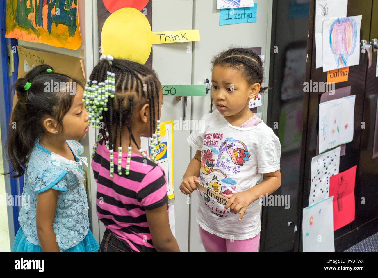 Charlotte, North Carolina - i bambini di inizio capo presso il centro di Betlemme utilizzare una procedura di risoluzione dei conflitti chiamato 'Stop, pensare, andare." Il Centro se Foto Stock
