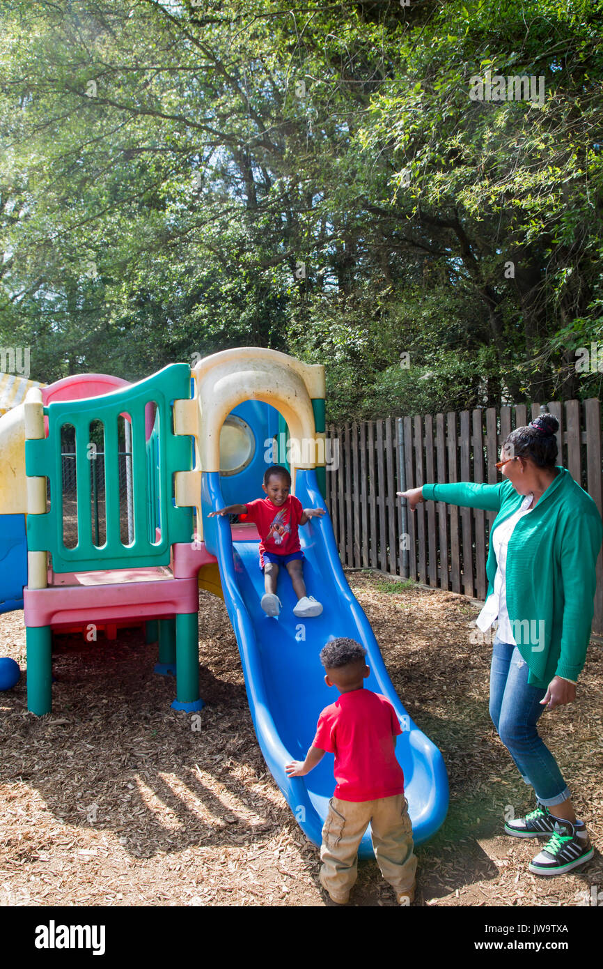 Charlotte, North Carolina - i bambini di inizio capo presso il centro di Betlemme. Il Centro serve le famiglie a basso reddito a Charlotte; è supportato da Uni Foto Stock